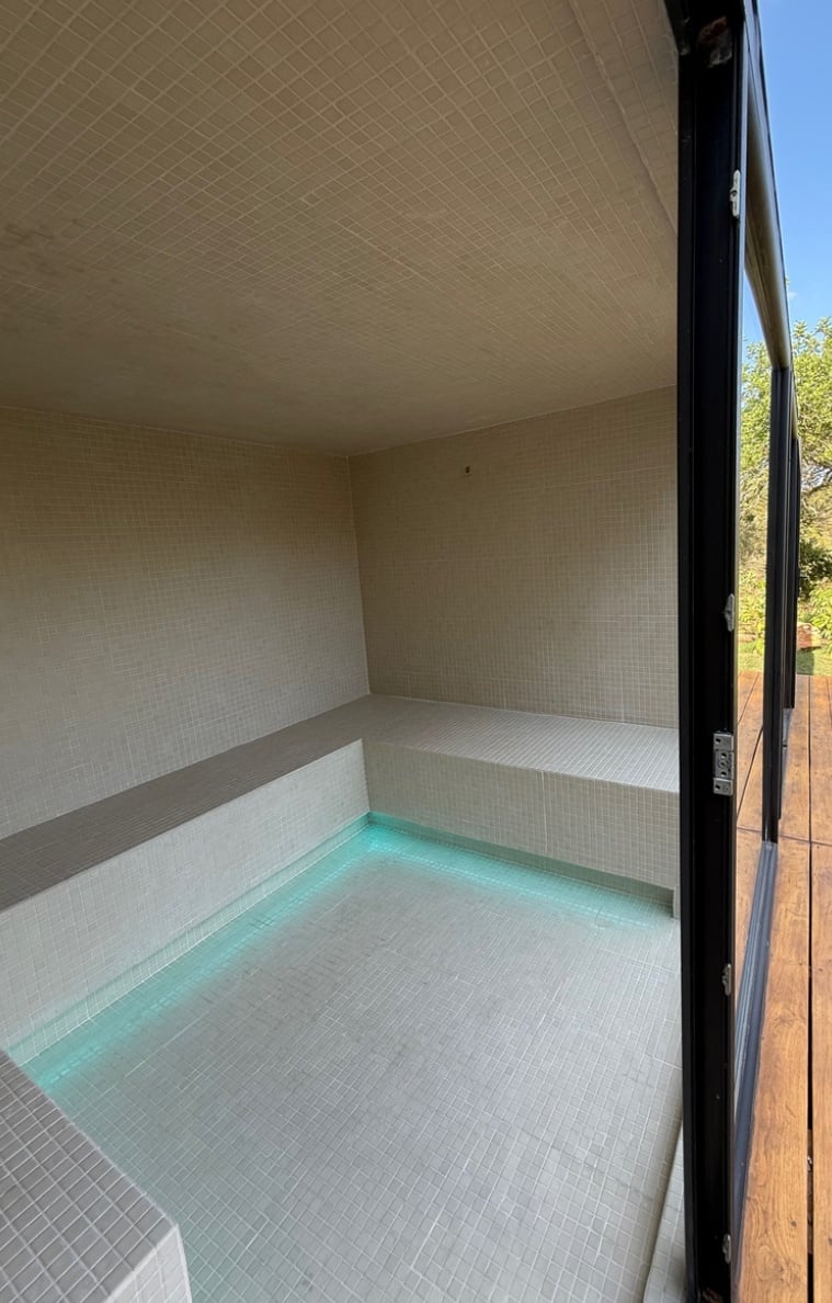 The hammam plunge room